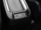 ◆後席用USBチャージャー◆後部座席に搭乗される方のために便利で使いやすい位置に設置。長時間のドライブも安心です♪