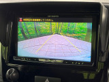【バックカメラ】駐車時に後方がリアルタイム映像で確認できます。大型商業施設や立体駐車場での駐車時や、夜間のバック時に大活躍!運転スキルに関わらず、今や必須となった装備のひとつです!