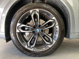 BMWの純正アロイホイールは軽量かつ強度にも優れているホイールで走行性能を引き上げる設計になっております。足元にもBMWは妥協がなくこだわっている個所になります。