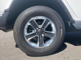 タイヤサイズは25570R18です。