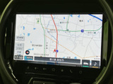 現在地周辺の道路や施設を画面上で確認でき、目的地設定やルート確認に活用できます。地図表示とメニューが見やすく、行き先を調べる際にも便利な案内画面です。