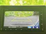 後方の様子を画面で確認しながら駐車でき、車庫入れや狭い場所での取り回しをサポートします。目安となるガイド線も表示され、周囲を確認しながら操作しやすい装備です。