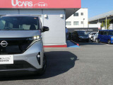 フロントカメラで前方の状況を検知し、対向車や先行車の有無に応じてLEDの照射パターンを変化することにより対向車がいる状態でもハイビームの維持が可能なアダプティブLEDヘッドライトシステムを搭載しております