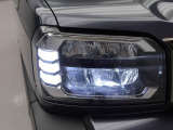 LEDヘッドライトで夜間の運転も視界すっきり 白く明るい光で夜間走行の安心感を高めます。乗車人数や荷物の量に応じて、照射軸の上下方向を自動調節するオートレベリング機能付です。