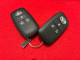 電子カードキーを携帯していれば、リクエストスイッチを押すだけでドアの施錠と解除が行えます。しかも盗難防止に役立つイモビライザー機能付きです。