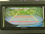画面には車両後方の映像とガイド線が表示され、駐車時に後方との距離感を確かめる目安になります。周囲の安全を確認しながら、落ち着いて駐車を行えます。