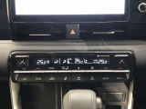 運転席、助手席別々に温度設定ができるデュアルエアコン装備です。男性が暑いと感じても、女性は寒いと感じる、そんな時の車内温度を別々に調節できるので、ストレスなくドライブをお楽しみいただけます。