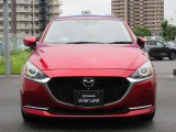 精悍な表情のMAZDA2のフロントマスク。夜間も遠くまで明るく照射するLEDヘッドライトを装備し、視界の確保はもちろん省電力性にも優れています。スタイリッシュなデザインと安心の走りを届けます。