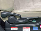 運転者の体格に合わせて運転席の座面の高さ調整ができるシートリフターが付いてます