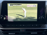 テレビ番組を画面に表示でき、停車中の休憩時間などに映像を視聴して過ごせます。画面も見やすく、車内での待ち時間を有効に使いたい方にうれしい装備です。ご利用は停車中にお楽しみください。