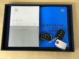 メンテナンスノート【点検整備記録簿・保証書】、取説も揃ってます。スマートキーはバッグなどにしまったままボタン操作でエンジン始動・停止やハイブリッドシステムの起動や停止ができて大変便利です
