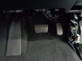 この車輌の清掃風景です!!シートを取り外して徹底洗浄!!細かなほこりやしみついた汗など、前使用者の痕跡を除去します