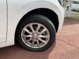 185/60R15タイヤ+社外アルミホイールです。スタッドレスタイヤや各種オプションのご注文も承っております(^^)/