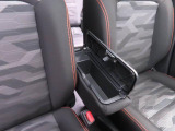 フロントセンターアームレスト。蓋つきの収納スペースになってエコバッグや運転用の眼鏡やサングラスなどをしまっておくのにぴったり。
