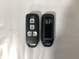 スマートキー付きですからドアロックの開閉およびエンジンスタートが楽々です。電動スライドドアの開け閉めもボタンで操作できます。スペアキーも同じものを用意しております。