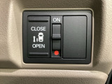 左側電動スライドドアは運転席からでも操作ができるように、ハンドル付近に開閉の操作スイッチが付いています。