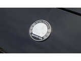 Mercedes-AMGの本拠であるアファルターバッハの名に由来する「清い水とリンゴの木」、卓越したエンジン開発技術を象徴する「カムとバルブ」、レースにおける覇者を意味する月桂樹があしらわれています。