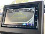 バックモニター装備。画面にて後方の確認が行えるので、バック駐車や車庫入れの際には重宝します。車の運転に慣れない方でも安心のガイドライン表示機能付。