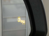 隣車線を走る車両をレーダーで検知し、ドアミラーでは確認しにくい後側方エリアに存在する車両に加え、急接近してくる車両も検知します。車両を検知するとドアミラーに搭載されたLEDインジケーターが点灯します。
