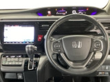【ハンドル】運転にかかわる様々な操作を安全に行えるように視点移動が少なく操作性に配慮されたスイッチ類が凝縮されたコックピットです。