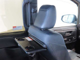 シートバックテーブル付きです。