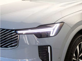 ひときわ印象的なT字型のLEDヘッドライトは、新世代のボルボを象徴するユニークなアイコンとなっています。LEDデイタイム・ランニング・ライトやポジションライト、ウインカーの役割も果たします。