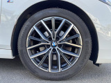 BMWならではの卓越した走りを支えるホイールと足回りです!日本車の走りに慣れている方にもぜひ体感して頂きたいほど、高いレベルでまとまっています!純正18インチアルミホイール。