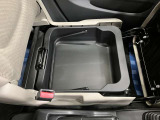 【シートアンダーボックス】助手席下には持ち運び可能な収納ボックスが装備されています。車検証ケースや靴などが収納できます。