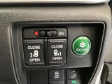 リアドアは乗り降りに便利な両側電動スライドドアです。また運転席に座っていながらスイッチ操作で自在にスライドドアを開け閉めできます。燃費に役立つECONボタンもここです。