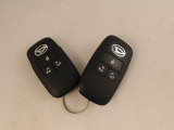 電子キーをカバンやポケットに持っていれば、ドアハンドルやバックドアに付いているボタンを押すだけでドアの開閉ができます。手が塞がっている時、カバンの中からカギを探す必要がありません。