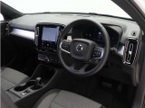 インストルメントパネルは僅かに運転席側へと傾けられているほか、余計なスイッチ類を可能な限り排し、運転に集中しやすい環境を造り出しています。