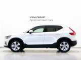 XC40 Essential B3に、フロント・シートヒーターやダークティンテッド・ガラス、5スポーク・アルミホイールなど、標準では手に入らない特別装備を採用し、快適性と充実度をさらに高めました。