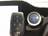 エンジンスタートスイッチです。キーが車内にあれば、エンジンの始動や停止はスイッチを押すだけ!キーを取り出す手間を省き、ワンプッシュで操作できるので簡単でスムーズです。