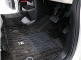 運転席フロア。ホンダ純正用品のマットがついております!