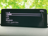 FM・AMラジオやBluetooth、USBなど、音源の選択肢がそろっています。画面から現在のソースを確認しやすく、通勤やお出かけなど日常の移動に活用できます。