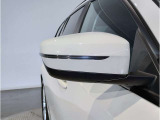 BMWのミラーは車種によって異なりますがレーンチェンジウォーニングが装備されております。詳しくは当店スタッフまでお問い合わせくださいませ。