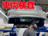 トヨタ認定検査員が、車の状態を検査します。 リフトに上げて、車の下回りなど細かなところまで、しっかりと検査します。