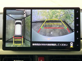 車両周辺を俯瞰した映像と後方映像を同時に確認でき、駐車時の周囲確認を助けます。ガイドラインも画面に表示されるため、狭い場所への駐車や切り返しの際に心強い装備です。