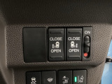 リアドアは乗り降りに便利な両側電動スライドドアです。また運転席に座っていながらスイッチ操作で自在にスライドドアを開け閉めできます。