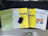 各取り扱い説明書、整備手帳、スマートキーつきです。