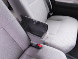 運転席と助手席の間には、蓋付きタイプのコンソールボックス。肘掛けにもなるので、便利です。