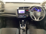 車内は光触媒抗菌消臭施工済です。インパネ周りはスタイリッシュなデザインです。グローブボックスやカップホルダーのほかにトレーなどたくさんの収納スペースが付いています。