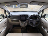 インパネシフトですので操作がしやすく足元スッキリ♪