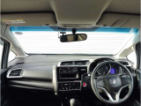 運転席廻りの画像です。操作スイッチ類もキレイな状態です。専門のスタッフが内外装を清掃・きめ細かい箇所までクリーニングしています