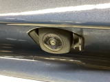 車の後方に小型カメラが付いておりバックする際の後方の様子をモニター上に表示します。