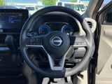 手元にスイッチがまとまり、運転姿勢を保ちながら各種機能を扱いやすい構成です。メーター類も前方に見渡せるため、日常の運転で便利にお使いいただけます。