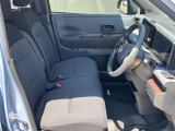 ◆前面ドア運転席◆ドアの開口が広く乗降ラクラク。シートの幅も広く運転していてもストレスを感じません。足元も広く快適なドライブを演出してくれます。