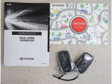 メンテナンスノート、取扱説明書です。 その車の整備記録が事細やかに記録されています。 車が生まれてから今までどのような道を歩んできたのか判るとても重要な物ですよ。