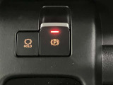 【電動パーキングブレーキ】スイッチ一つで簡単に操作できる電動パーキングを搭載。シフト操作やアクセルと連動してパーキングブレーキが作動・解除されるため、スムーズな発進が可能に。