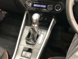 操作しやすいATシフトです。シフトチェンジを気にしなくてよいので運転だけに集中できますね。自然と手に届くところにある、手になじむ形状のシフトノブがいいですね。
